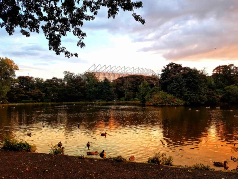 Leazes Park Lake, Newcastle upon Tyne, Photo by Andrew Curtis, CC BY-SA 2.0