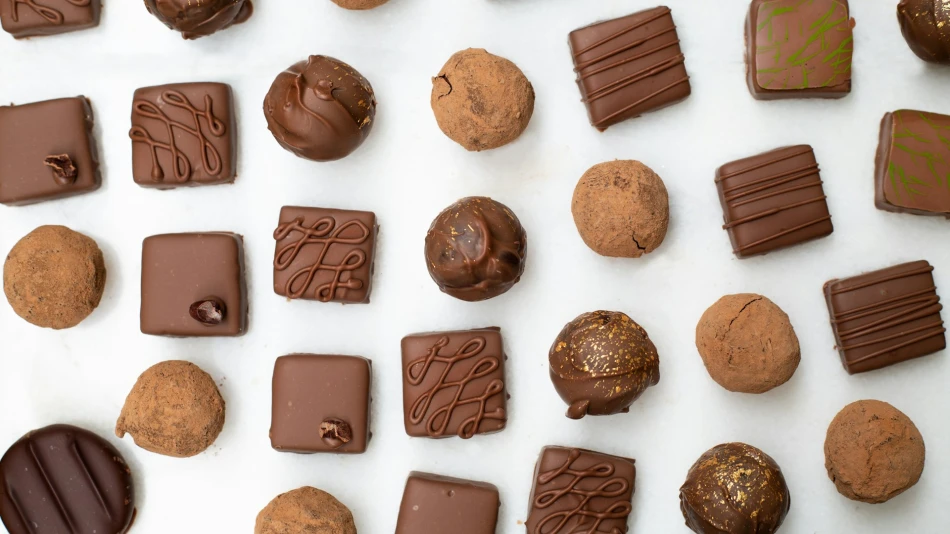 Brown and white chocolate bars, Photo by Jessica Loaiza, Free to use under the Unsplash Licence