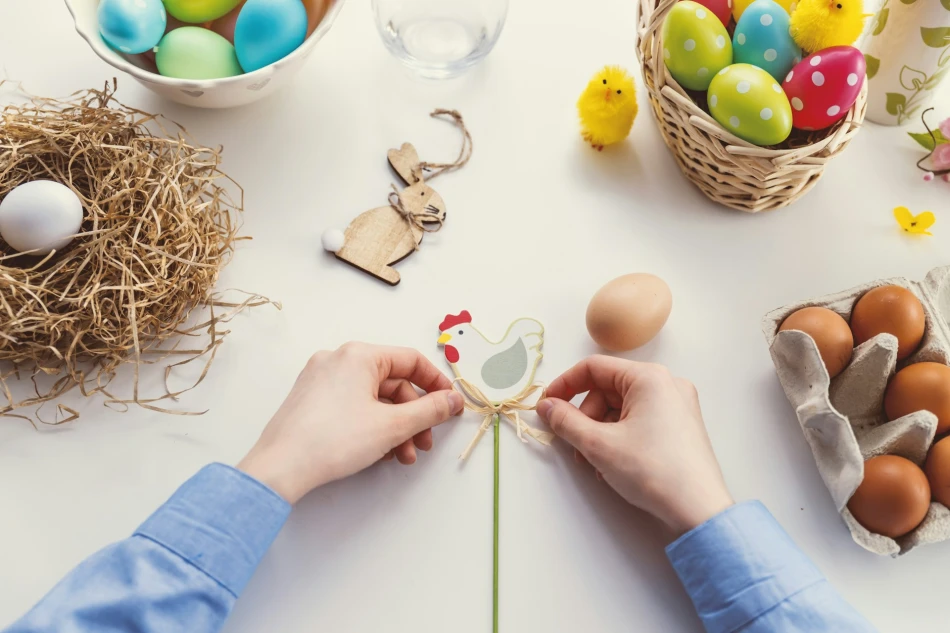 Easter wooden ornaments, Photo by JESHOOTS.COM, Free to use under the Unsplash License