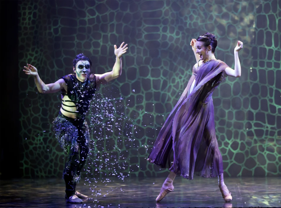 Ashley Dixon as the Beast and Dreda Blow as Beauty in Beauty & the Beast. Photo Emma Kauldhar